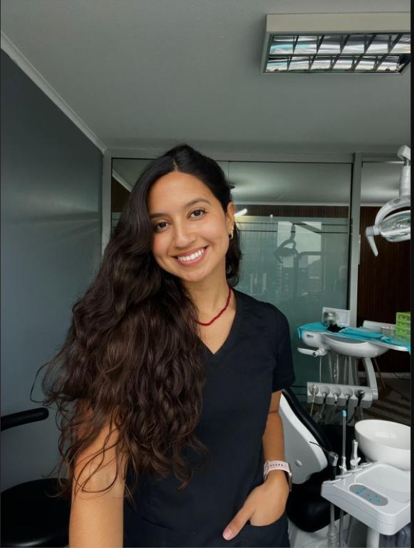 Dra. Paloma Hidalgo en su consulta dental en Providencia, Santiago